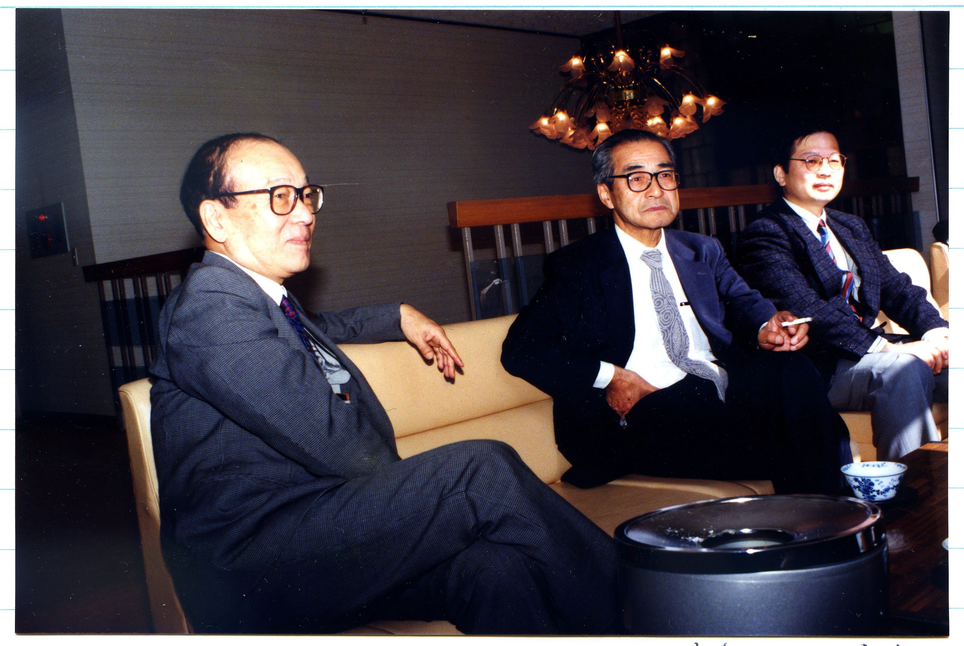 1994年10月25日、氷川神社にて「戦艦武蔵建造記録」奉納式にて、左から吉村昭、石渡幸二、戸高一成